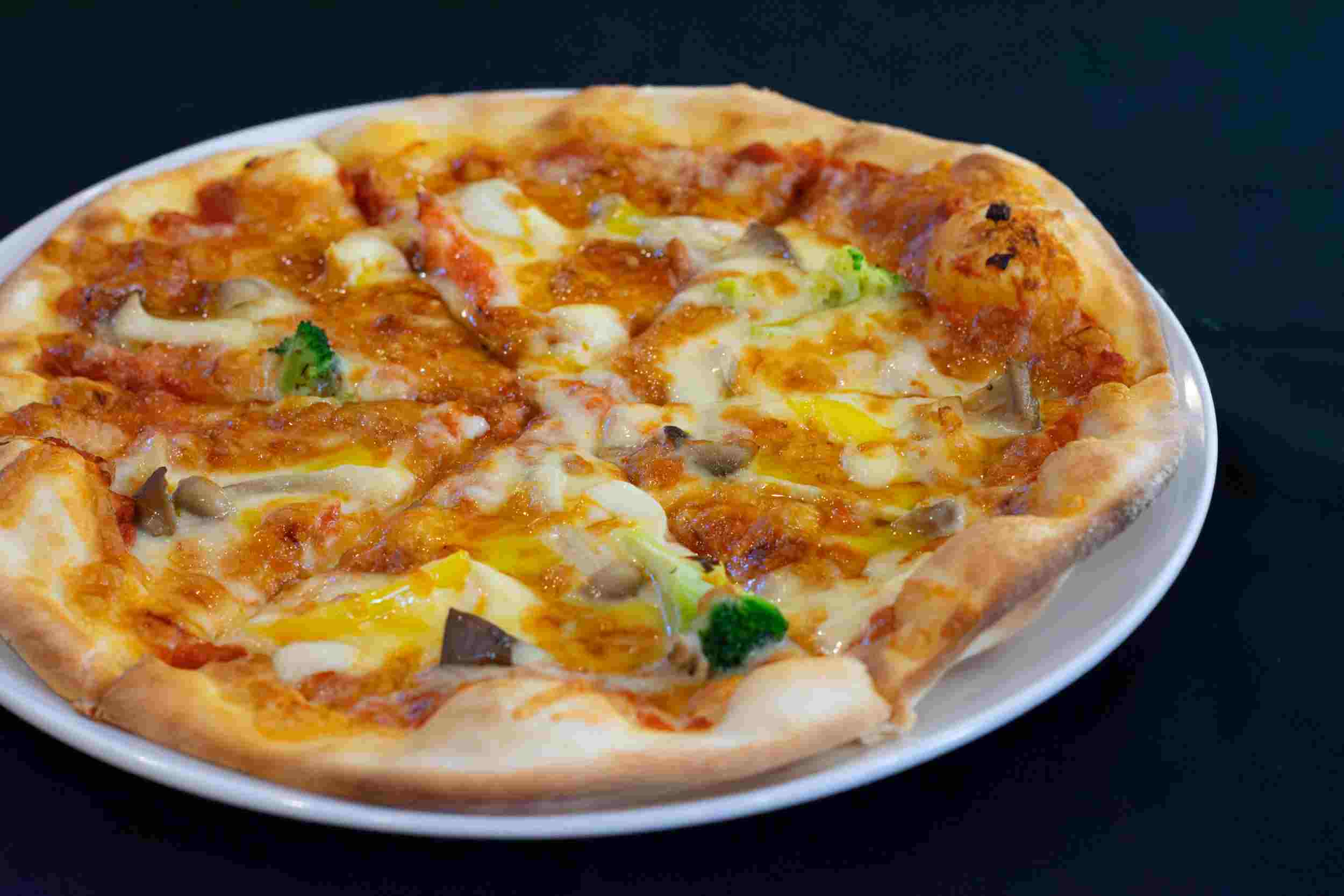 彩り野菜のきのこのピザ