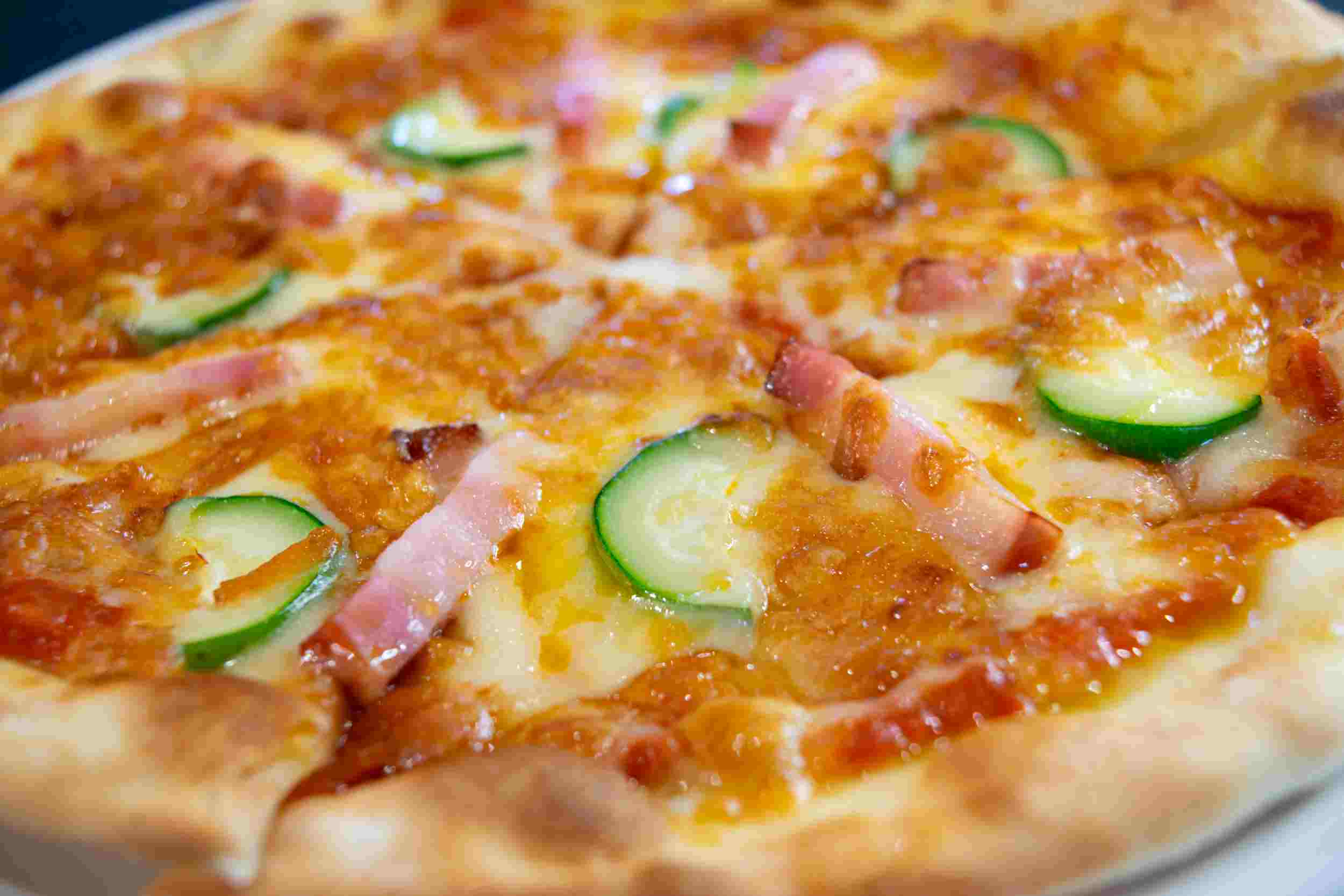 ベーコンとズッキーニのピザ